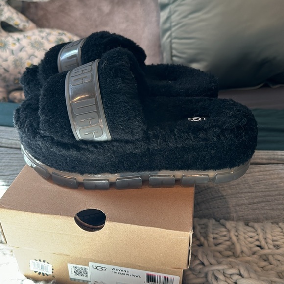 NWT no box Ugg platforms 8 has tag on bottom - Picture 7 of 7